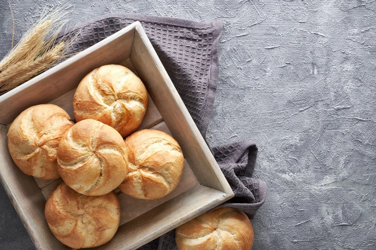 Ile kalorii ma bułka kajzerka i jak wpływa na dietę?