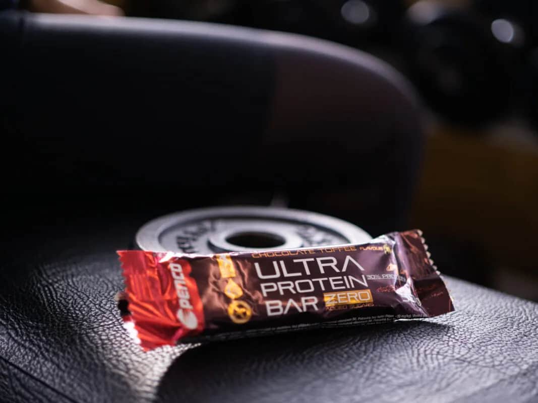 Baton proteinowy przed czy po treningu – co lepsze dla mięśni?