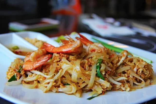 Ile kalorii ma pad thai z kurczakiem? Sprawdź, co może Cię zaskoczyć